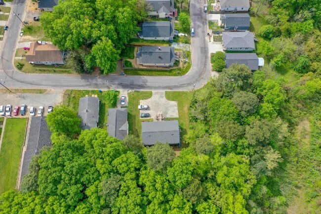 Building Photo - 1003 Lowry Ave