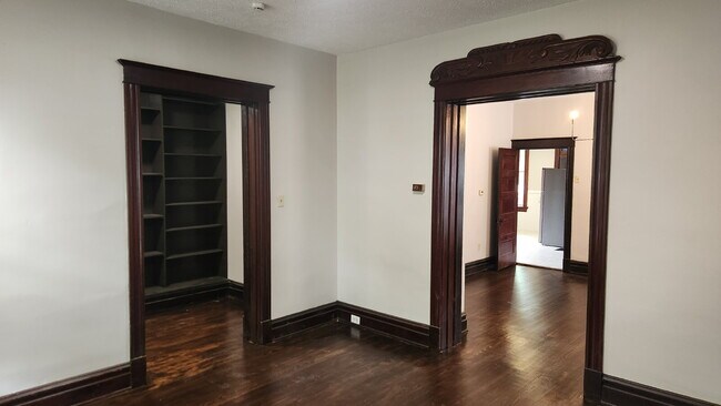 Building Photo - "Spacious 5-Bedroom Gem with 2 Full Baths in St. Louis – Your Ideal Family Home Awaits!"