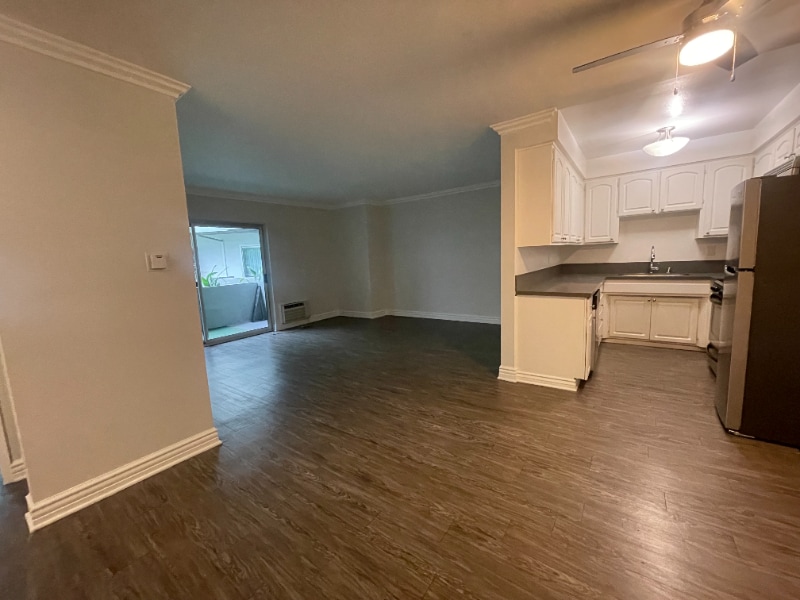 Building Photo - 1595 E Chevy Chase Dr