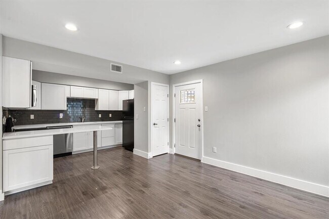 Building Photo - 935 La Posada Dr