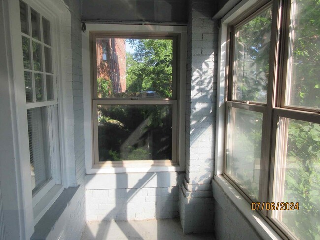 Building Photo - Available August 2025 Large Remodeled 1 Be...