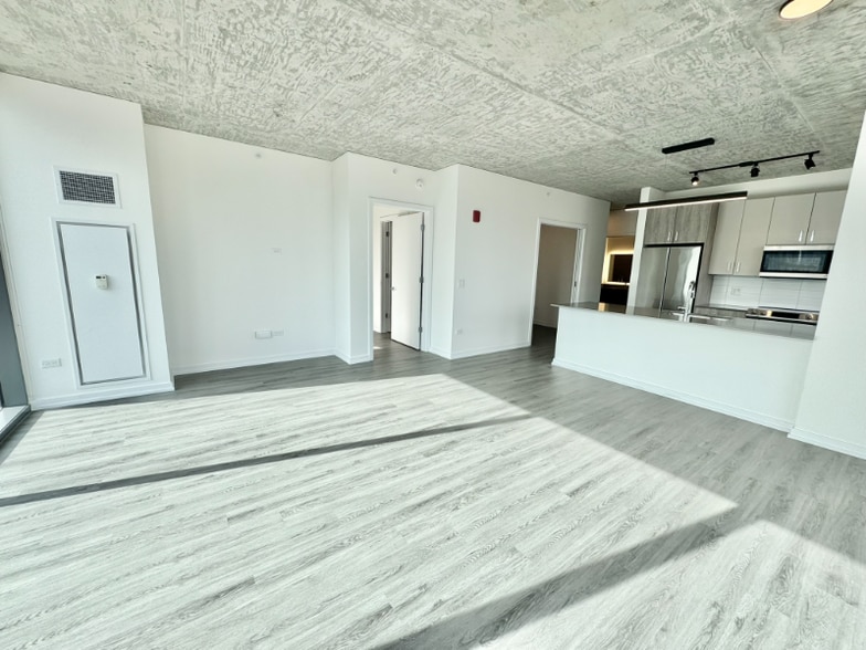 Building Photo - 461 W Chicago Ave