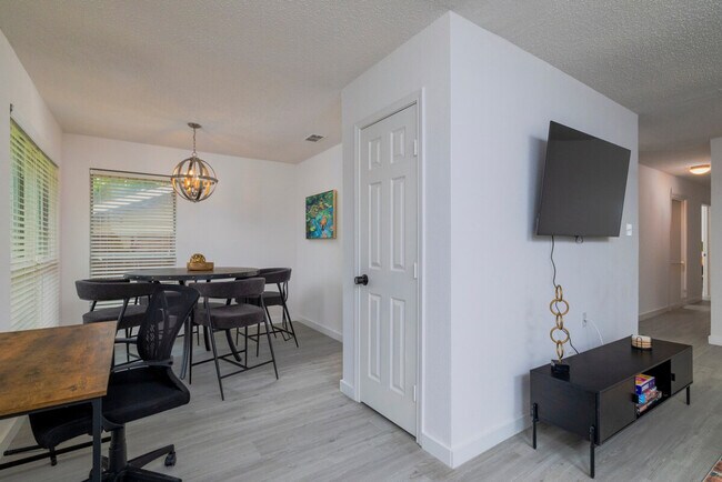 Building Photo - 420 Wilshire Dr