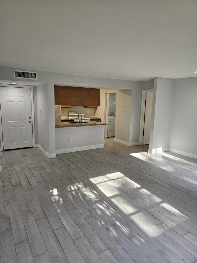 Building Photo - 1233 SW 46th Ave