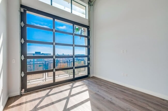 Building Photo - Prime Koreatown Brand New 2 Story Loft Style Unit! 6 Weeks Free Rent Concession