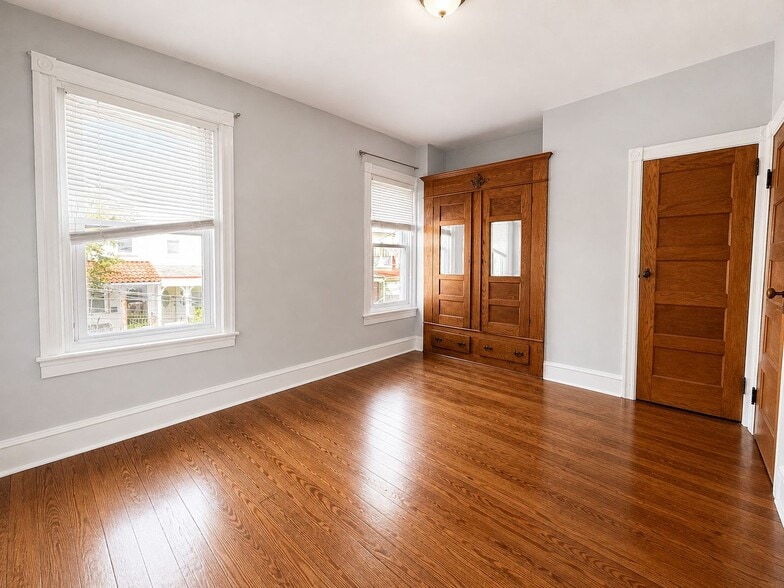Building Photo - Charming Manayunk Rowhome with Private Yard & Front Porch Near Main Street