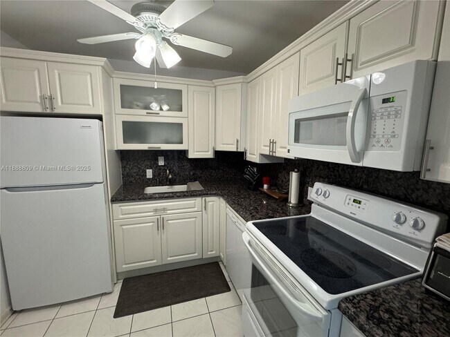 Building Photo - 100 Bayview Dr