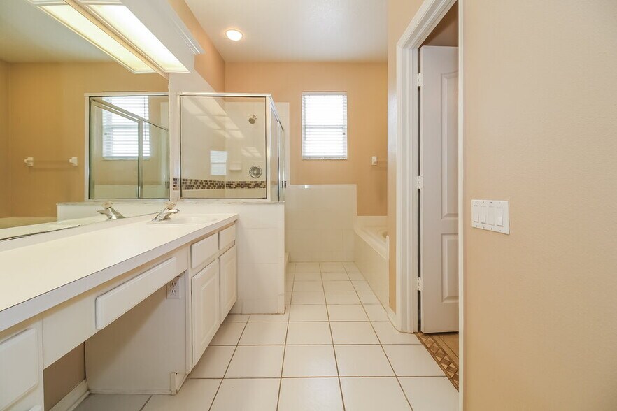 Building Photo - 5512 Terrain De Golf Dr