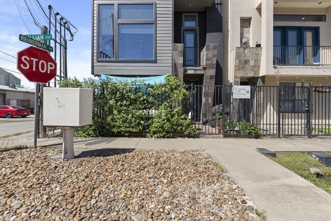 Building Photo - 5122 Lillian St