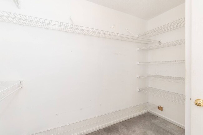 Building Photo - Large Three Bedroom Home!