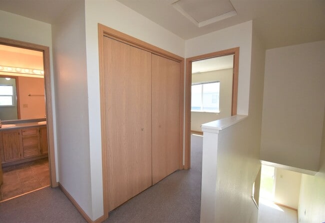 Building Photo - 3Bed 1.5Ba Townhouse with GARAGE! Great Location!