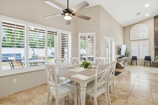 Building Photo - 1909 E Coral Tree Dr