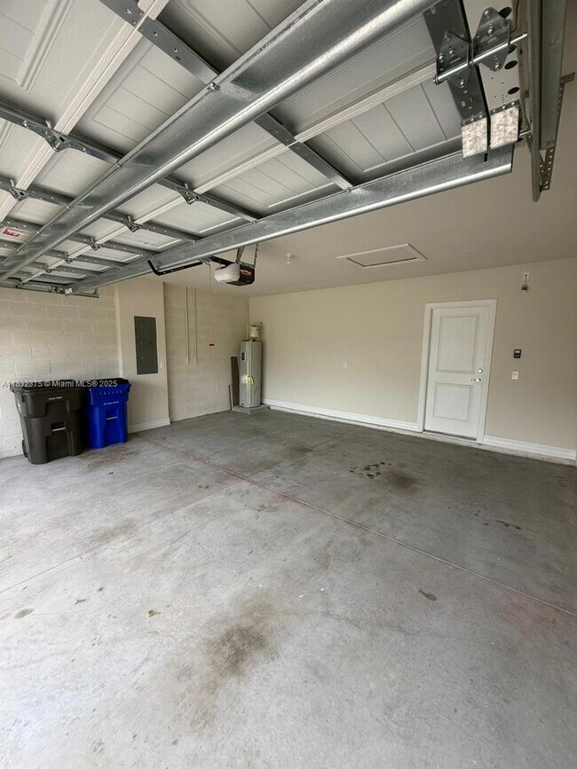 Building Photo - 3141 Tamarind Dr