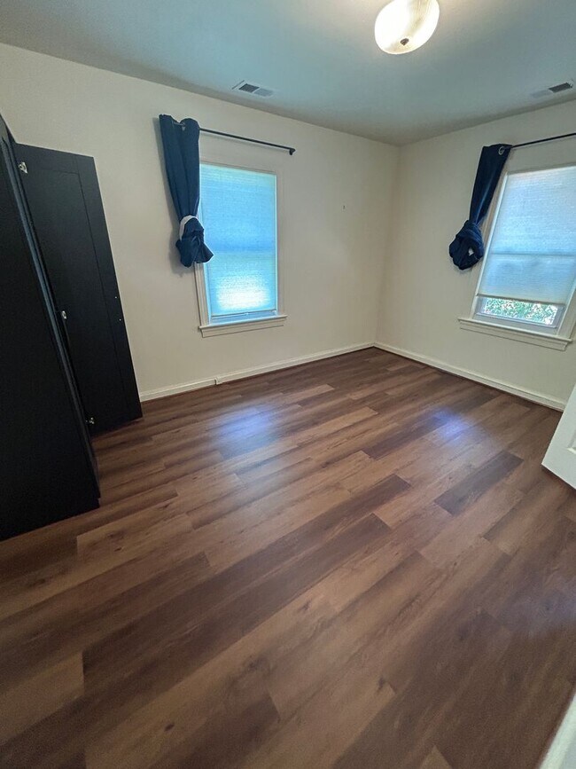 Building Photo - Cute 2 bed + 2 Bath SF House with 1 car ga...