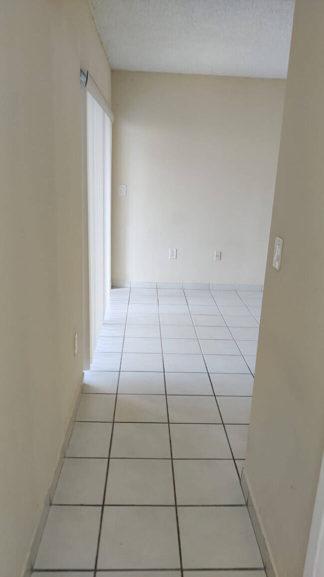 Building Photo - 9427 Fontainebleau Blvd