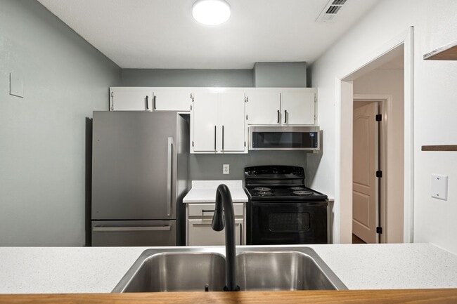 Building Photo - Recently renovated condo near Crabtree!