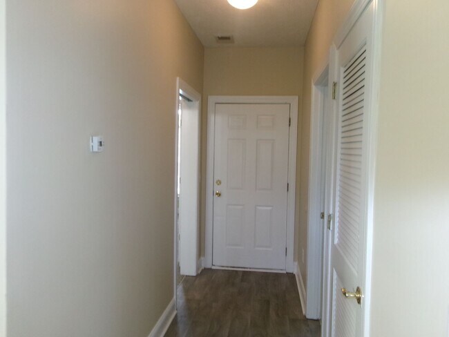 Building Photo - 3 bedroom, 2 bath condo located in Fountain Pointe