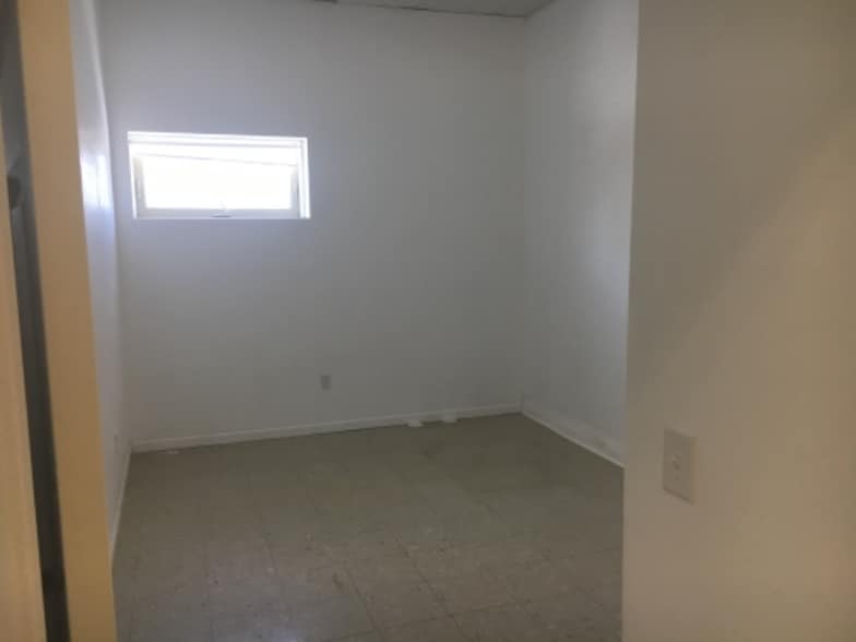 Building Photo - 208 Center St