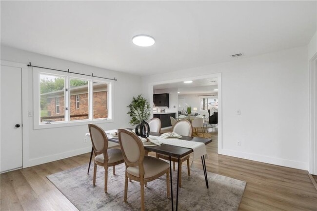 Building Photo - 701 NW Ford Ln