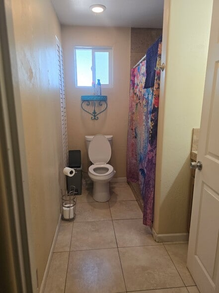 Downstair Bathroom - 1155 S Page Springs Rd