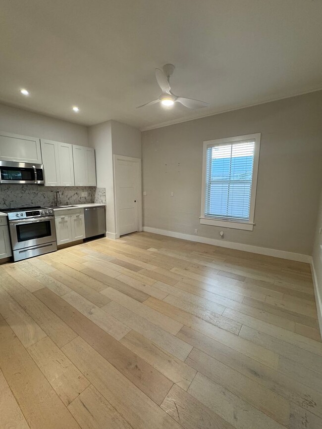 Building Photo - Stunning 2 bedroom 1 bath duplex  in Mid T...