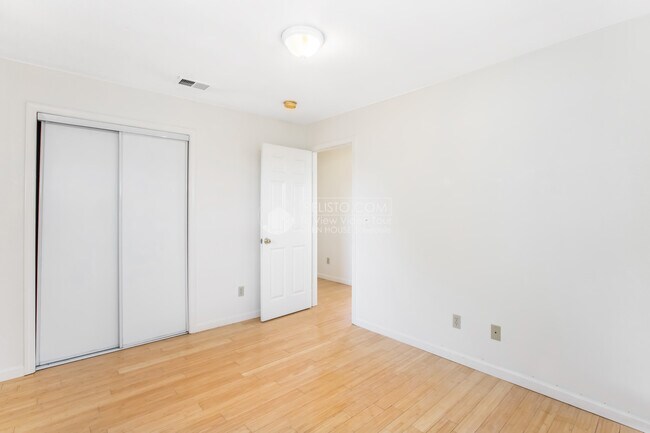 Building Photo - 3243 Davis St