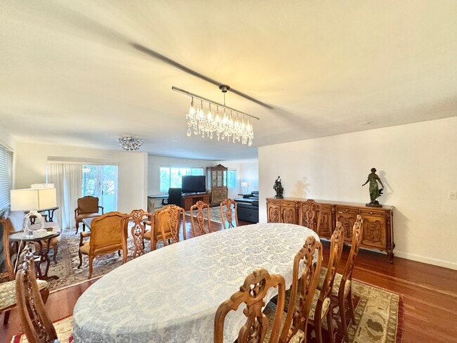 Building Photo - 10655 Wilshire Blvd