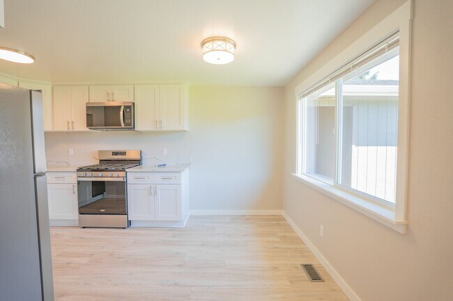 Building Photo - Newly Remodeled Large 2 Bedroom!