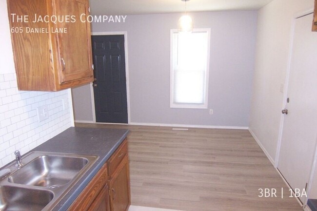 Building Photo - 605 Daniel Ln