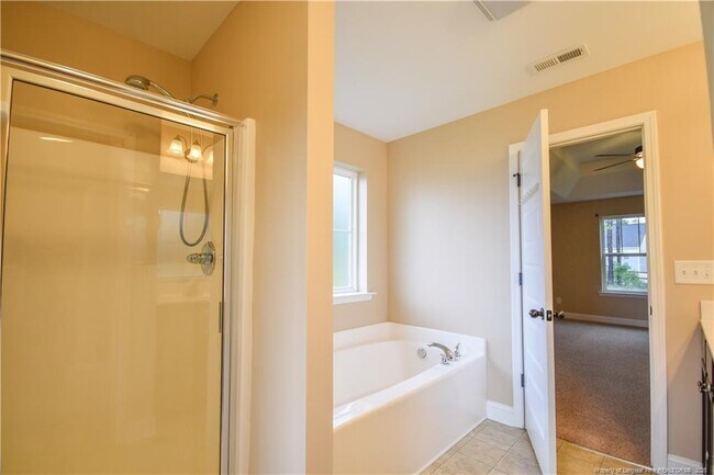 Building Photo - 124 Summer Creek Ln