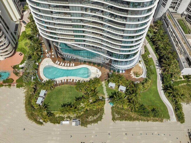 Building Photo - 15701 Collins Ave