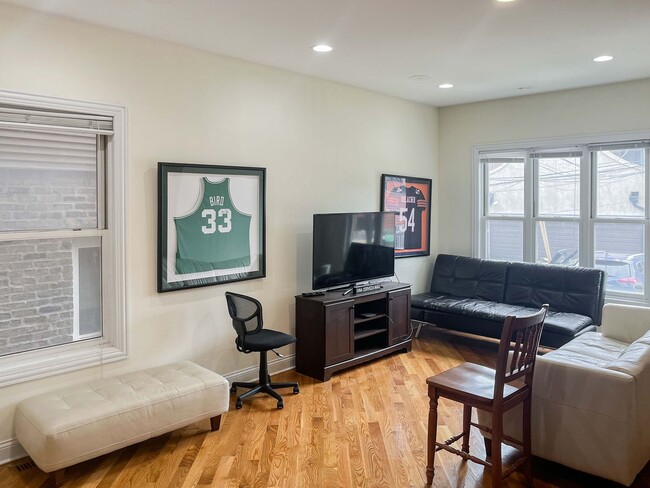 Building Photo - 2334 N Greenview Ave