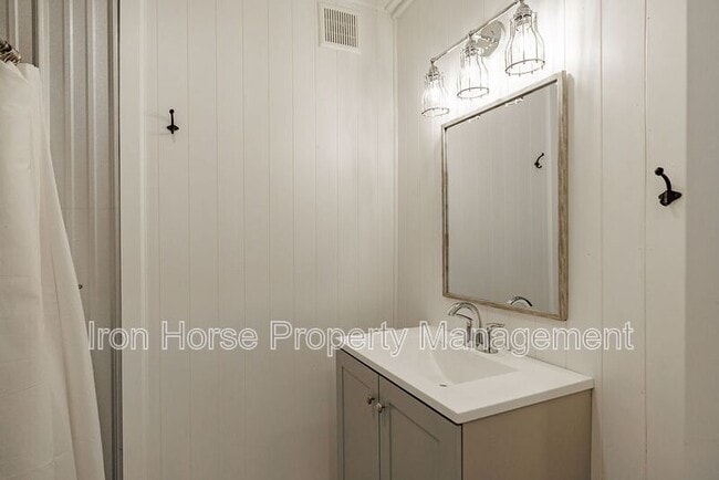 Building Photo - 2084 Broad St