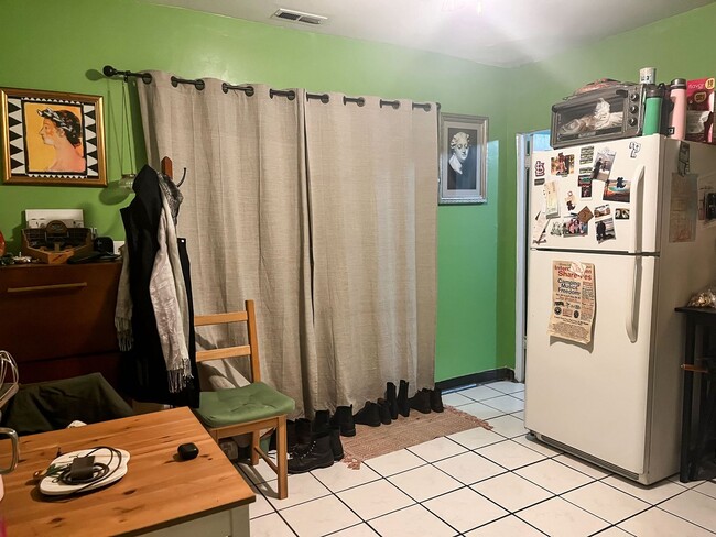 Building Photo - Sheridan Park / Uptown - 3 Bed / 1 Bath