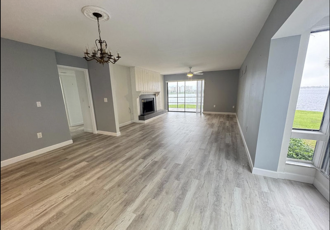 Living area - 4113 Fairview Vista Point