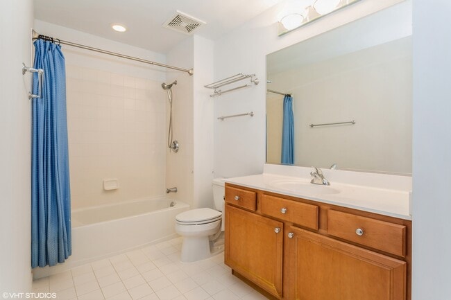 Building Photo - 2660 Summit Dr