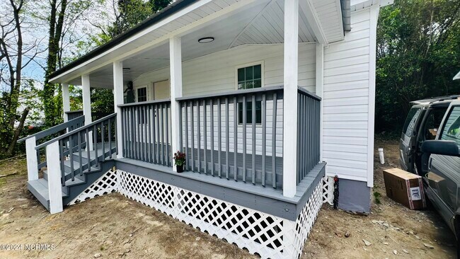 Building Photo - 112 E Dewey St