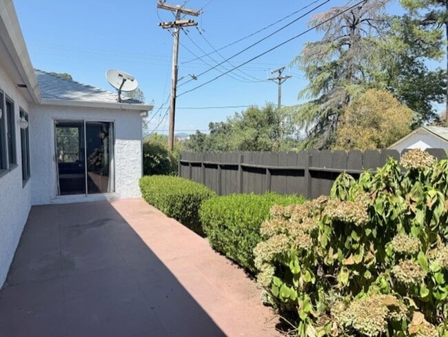 Building Photo - Furnished 3 Bedroom Downtown Home On Corne...