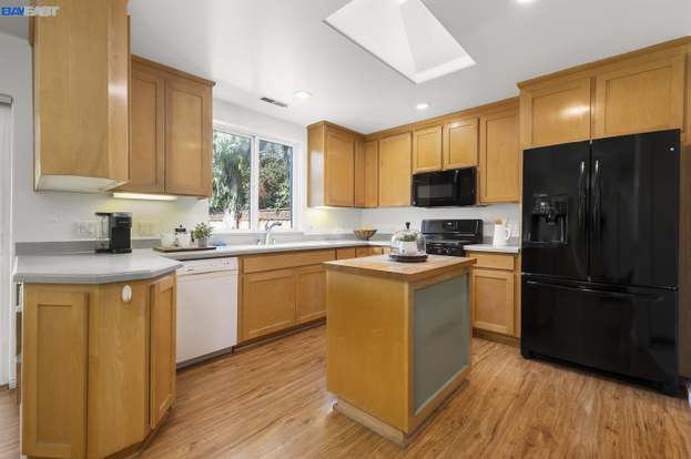 Building Photo - 41345 Roberts Ave