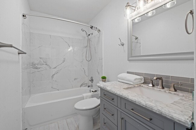 Building Photo - Lovely 3-bdrm/2-bath thin house in Portsmouth. Fenced backyard w/ deck, 1-car garage
