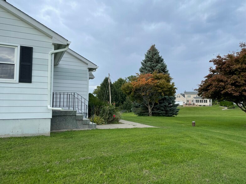 Building Photo - 60 Bloomingrove Dr