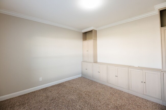 Building Photo - Stunning 5 Bedrooms, 4 Baths home in Summerfield with 2 car garage.