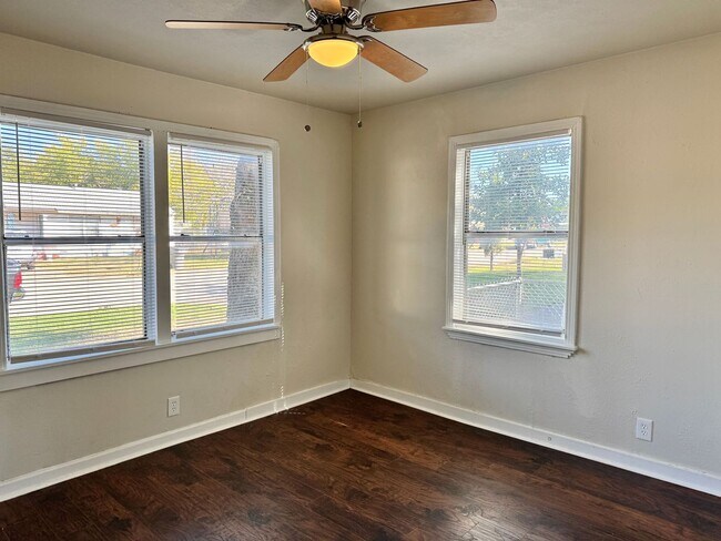 Building Photo - Cute 3 Bed 1 Bath home in Sunnyside Heights