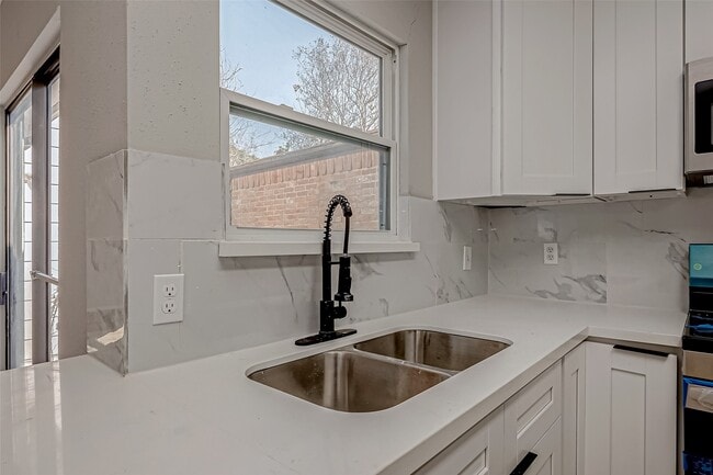 Building Photo - 12802 Sunset Dune Dr