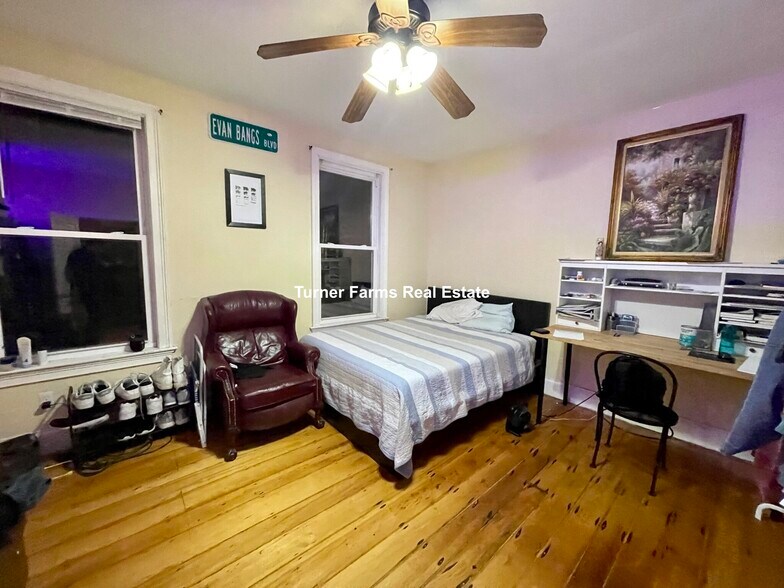 Building Photo - 731 Parker St