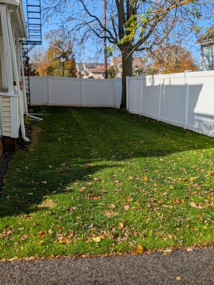 Building Photo - 636 Moody St