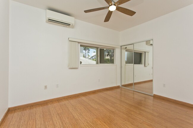 Building Photo - 3 BED, 2 BATH 2 PARKING IN GATED MOANALUA ...