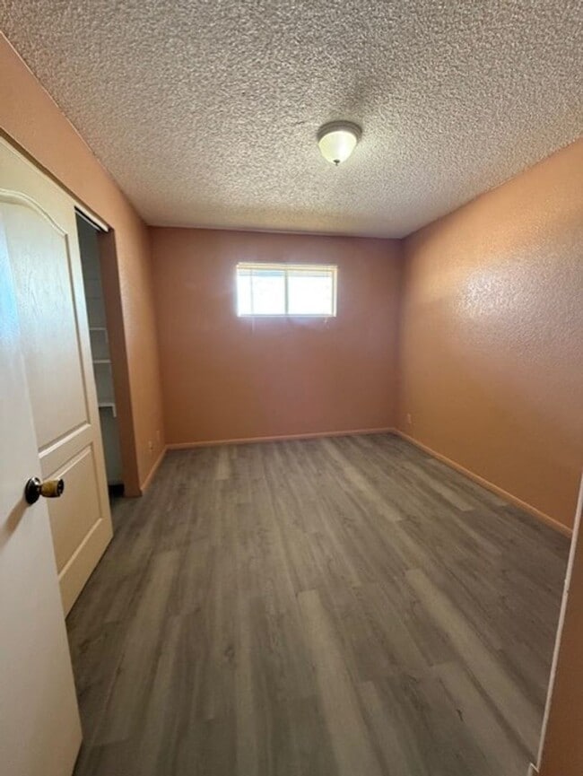 Building Photo - 2 Bedroom 1 Bath Contact Property Pros Property Management