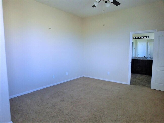 Building Photo - Discover comfort and convenience in this b...
