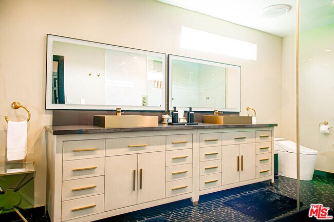 Building Photo - 5604 Shenandoah Ave